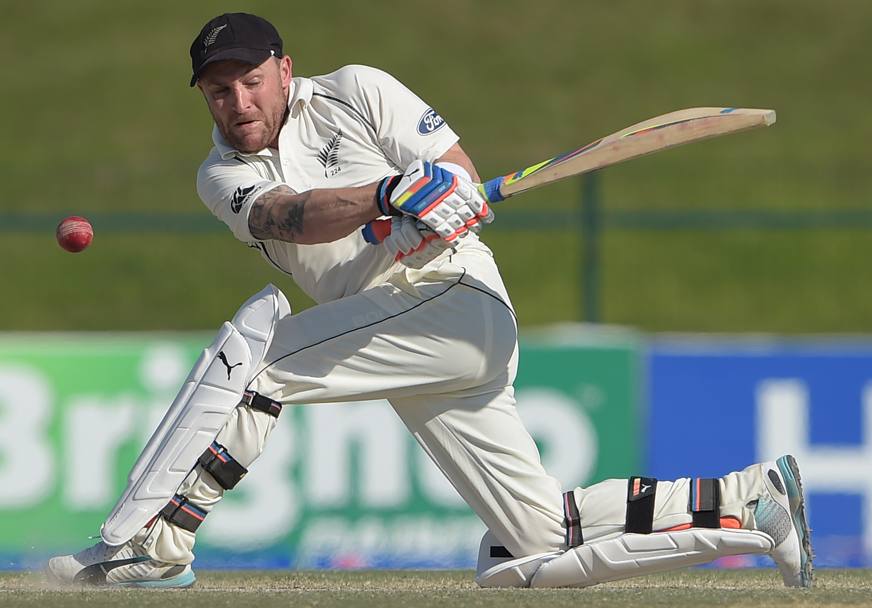 Il capitano della nazionale neozelandese di cricket, Brendon McCullum, in un momento dell&#39;amichevole contro il Pakistan, ad Abu Dhabi. (Afp)